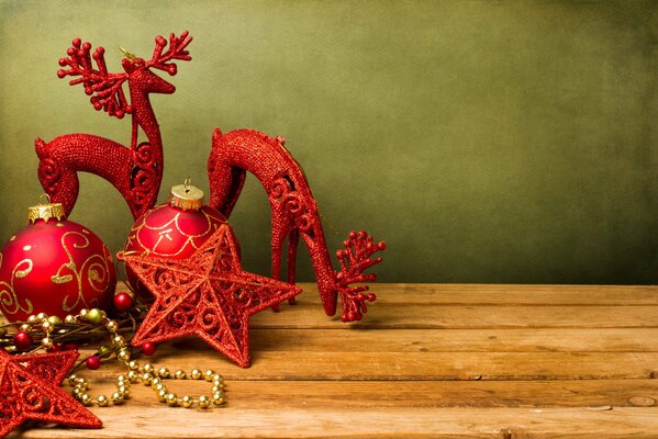 Jouets de Noël rouges se trouvent sur la table