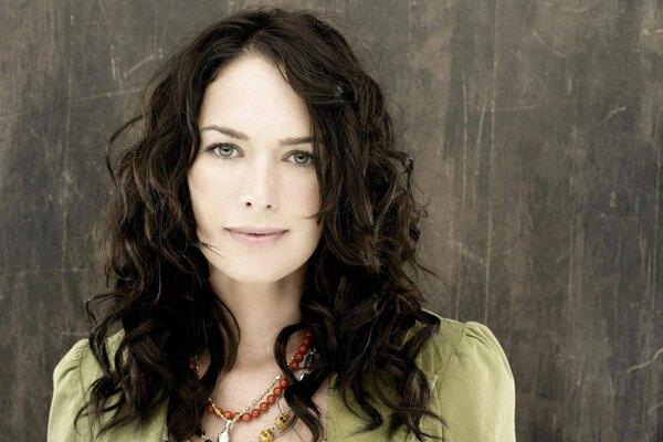 Lena Headey na ciemnym tle