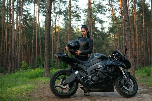 Morena en el bosque en una moto deportiva