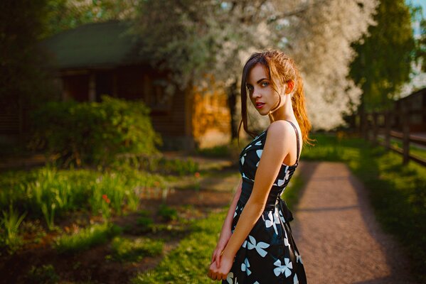 Chica en el fondo de la naturaleza