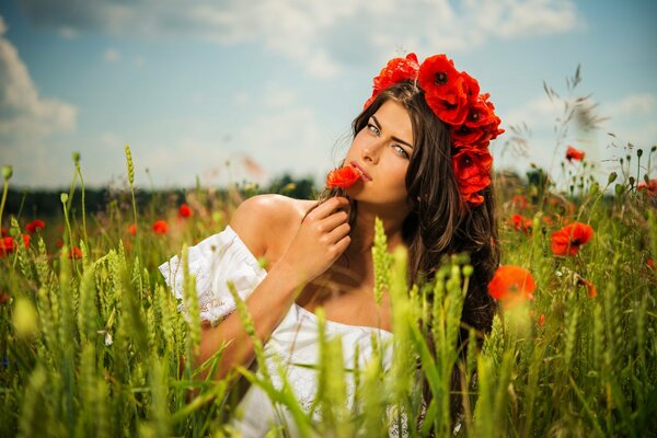 Ragazza nel campo con i papaveri rossi