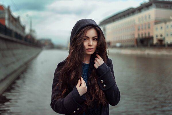 Ritratto di ragazza foto con sfocatura dello sfondo