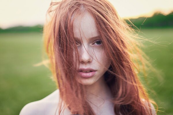 Hermosa pelirroja chica en el campo, pelirroja chica con pecas