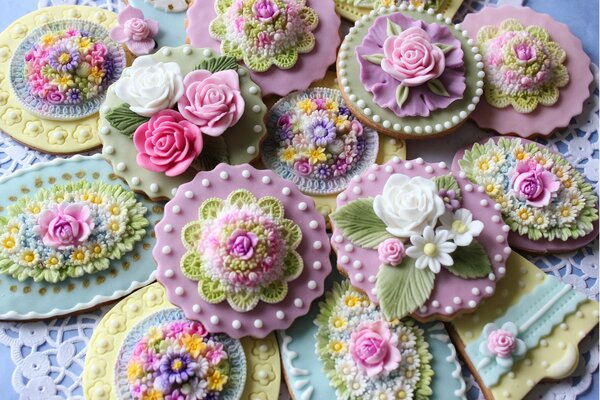 Biscuits peints avec glaçage coloré, sur une serviette ajourée