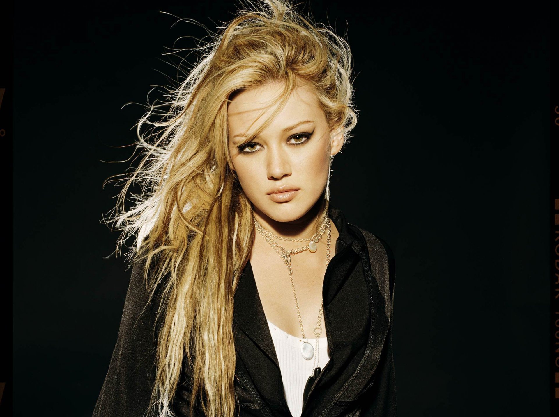 hilary duff chica mirada rubia cabello maquillaje flechas joyas chaqueta