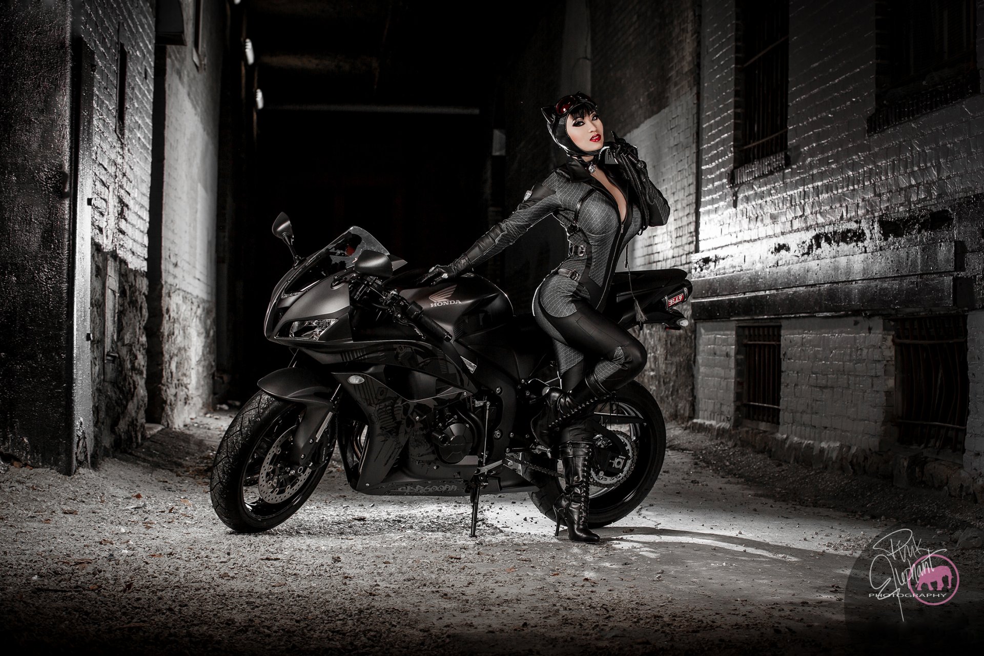 catwoman cosplay mädchen katze kostüm motorrad hof