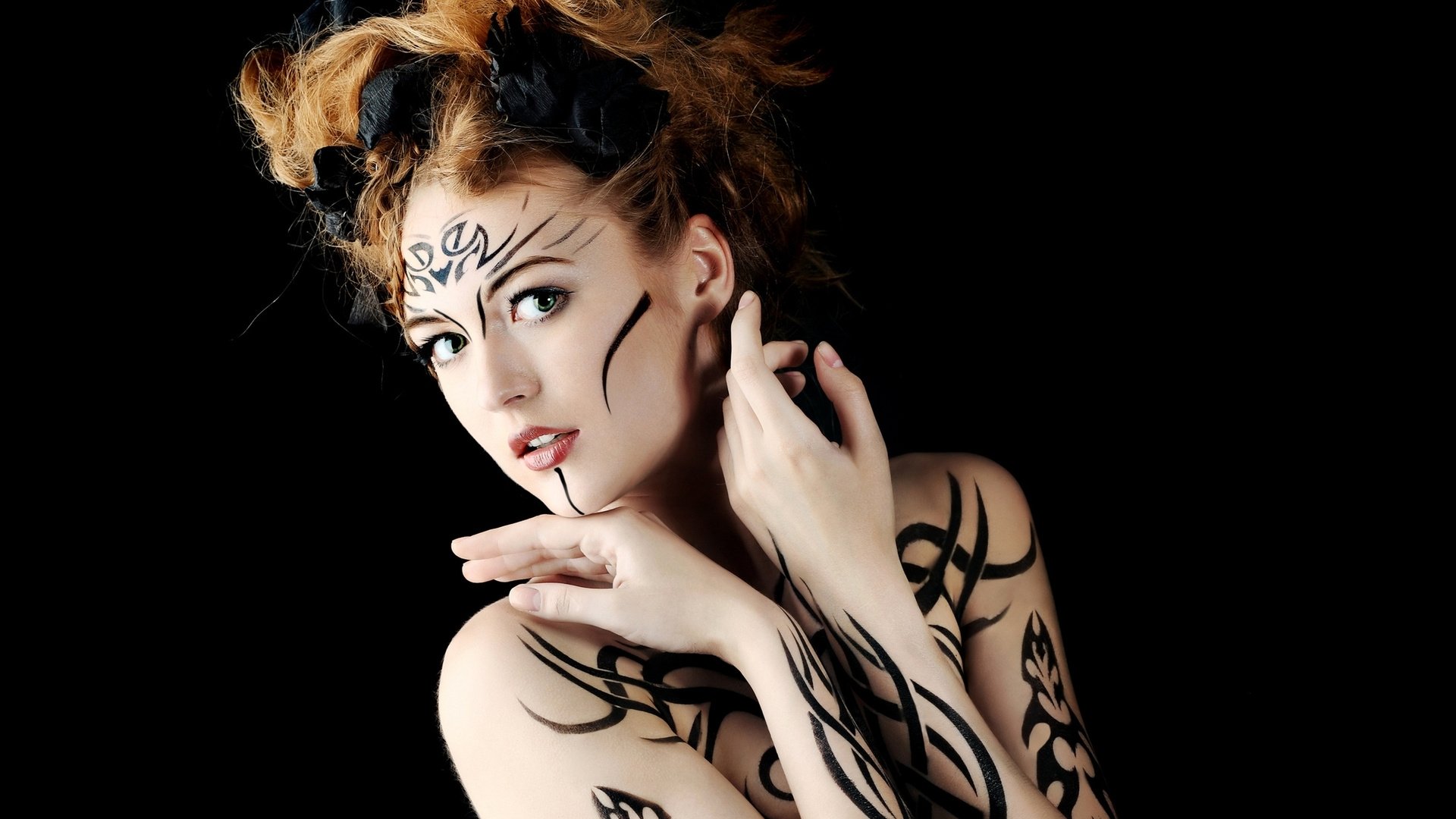 dziewczyna laska ruda wygląd body art tło