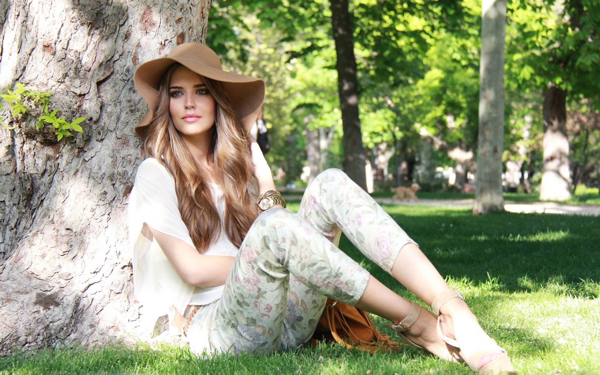 clara alonso modello cappello seduta vista alberi natura erba