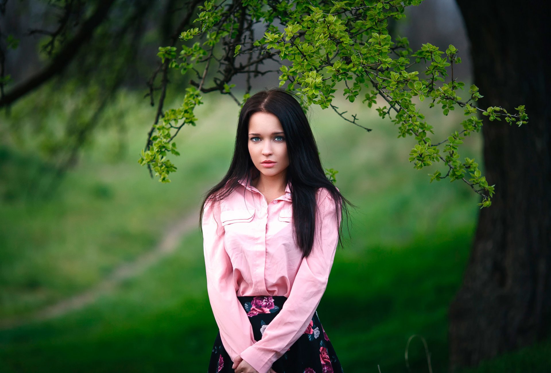 mädchen verloren im wald bokeh angelina schönheit denis petrov