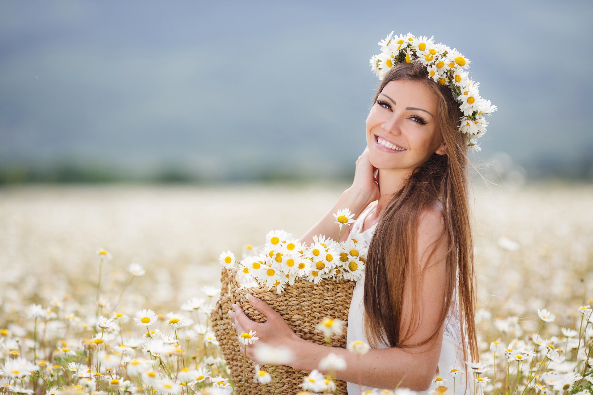 chica pelo castaño campo flores margaritas cesta cabello castaño flores silvestres