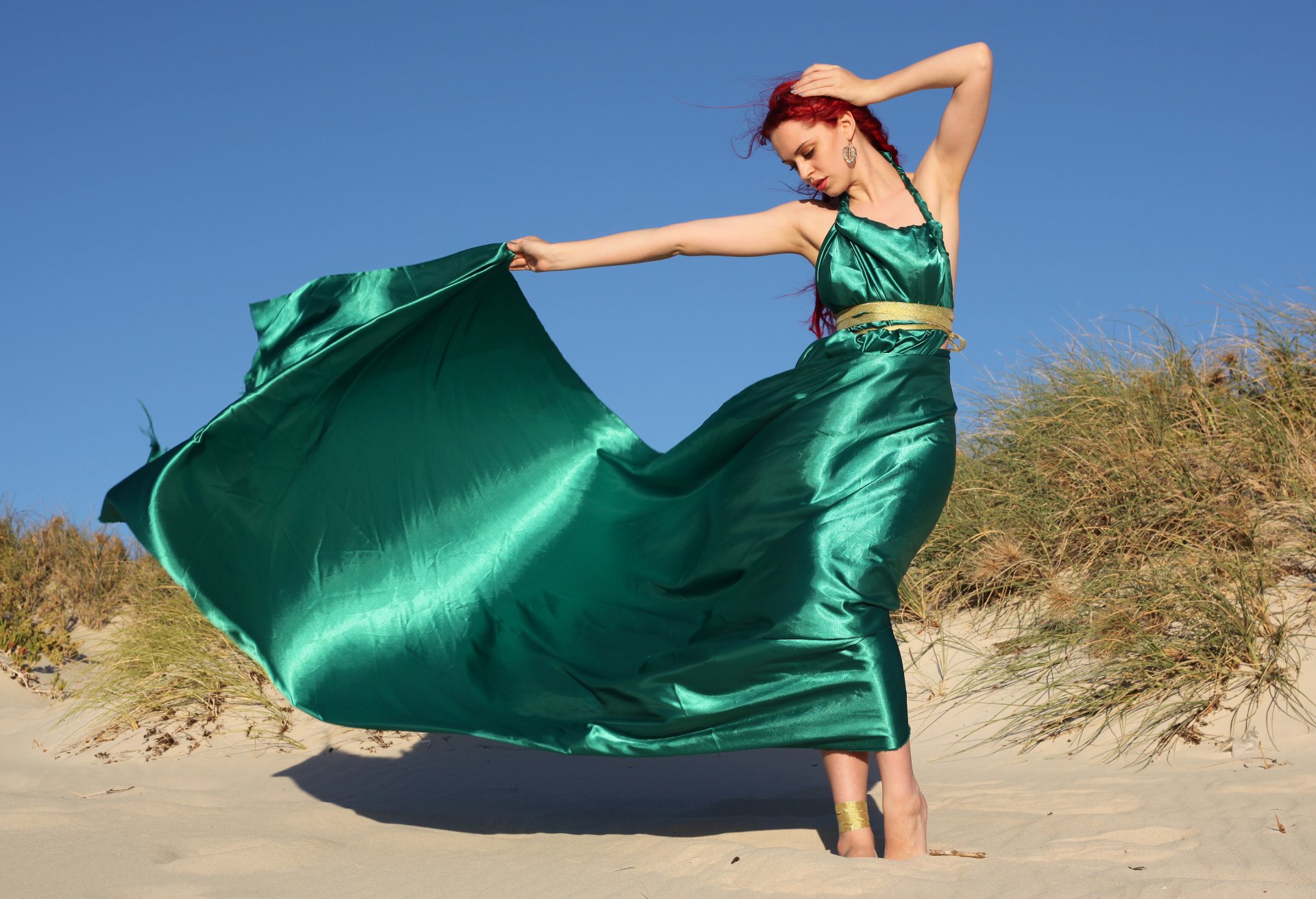 fille robe vert train pose rouge cheveux sable