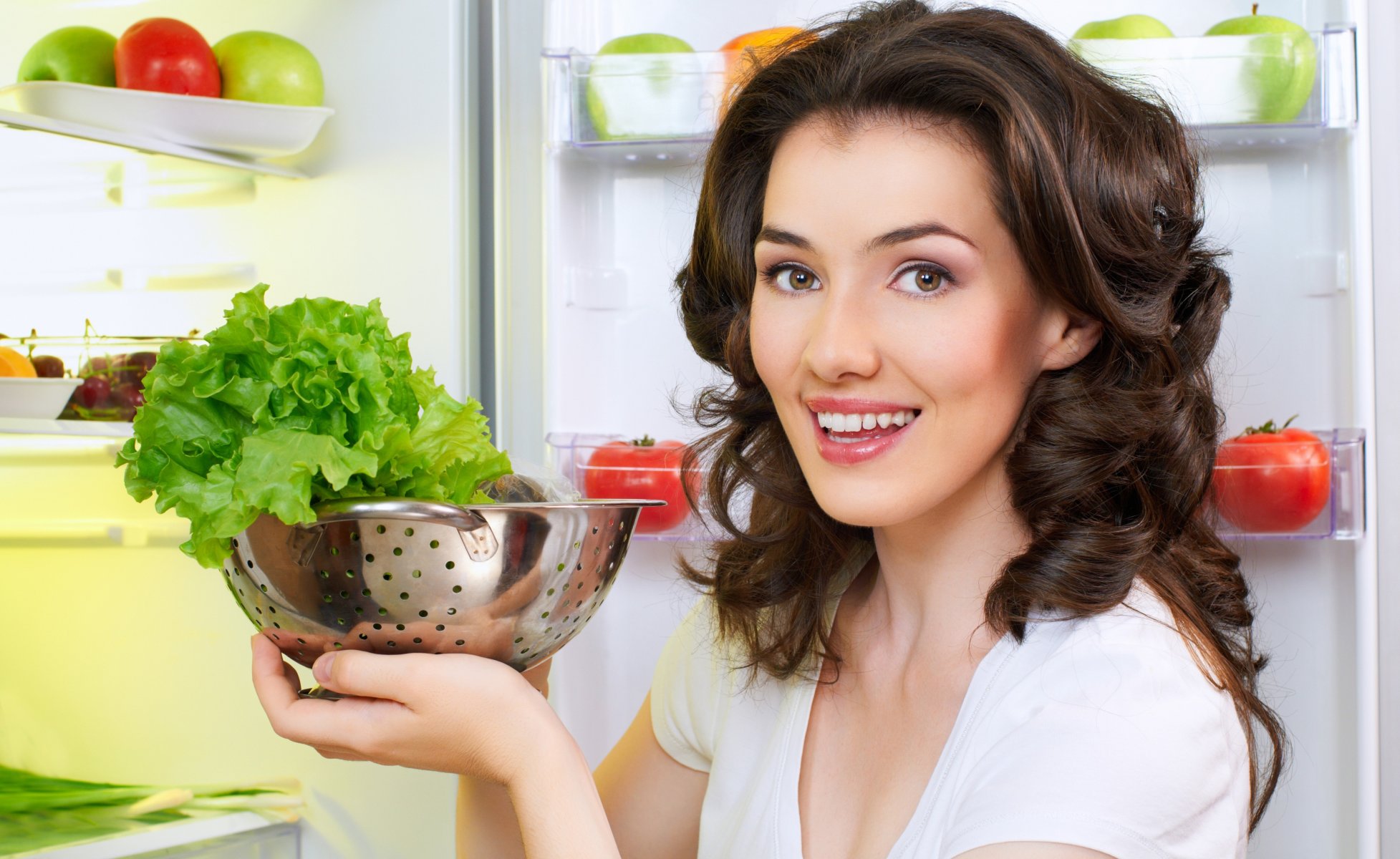 fille brune sourire réfrigérateur salade tomate pommes fruits cerise