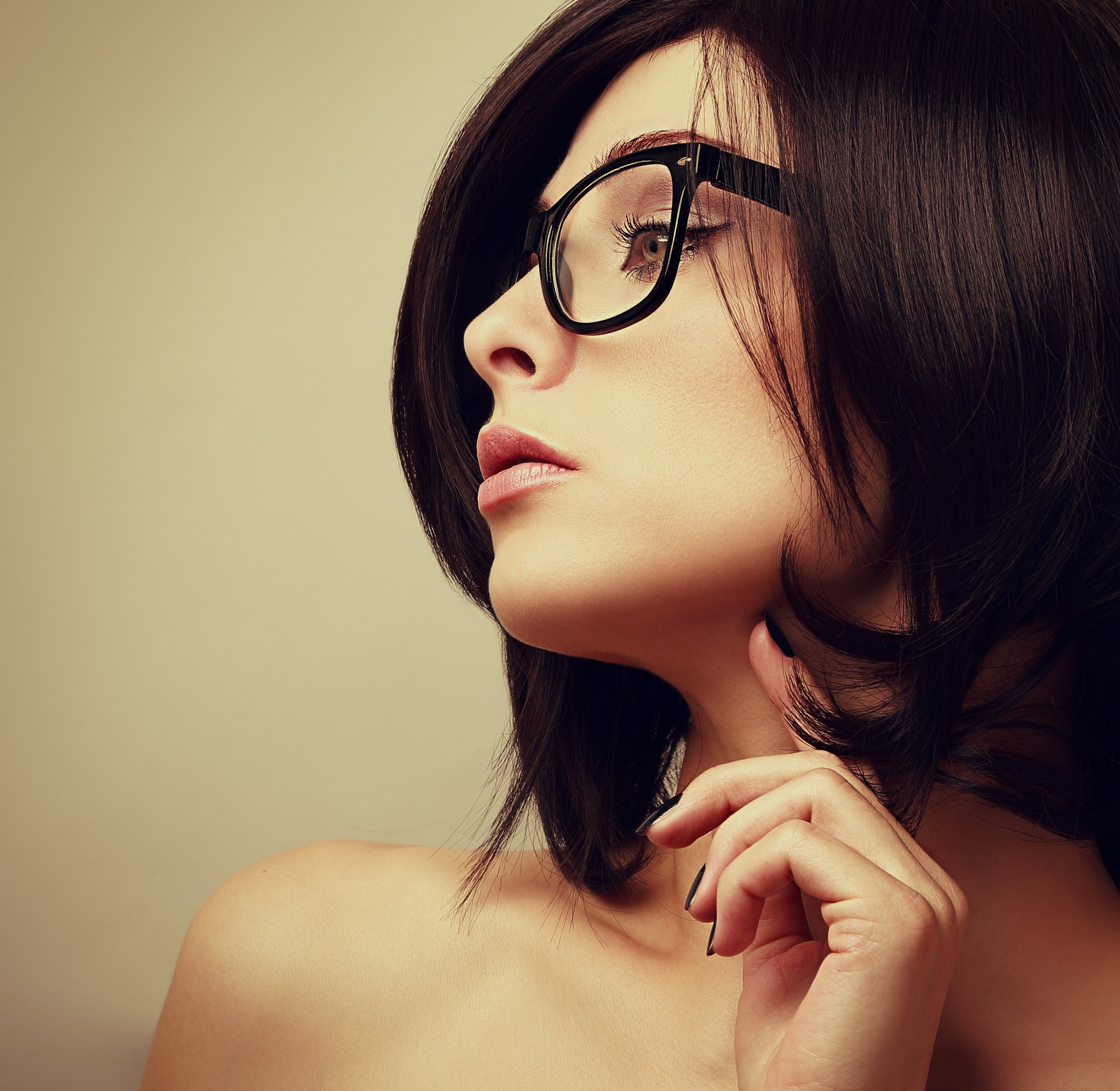 fille. profil lunettes vue cheveux épaules fond