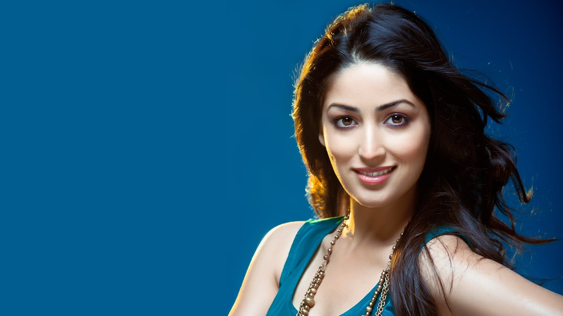 yami gautam bollywood célébrité actrice modèle fille brunette jolie beauté visage sexy présenter yeux cheveux lèvres sourire indien beauté