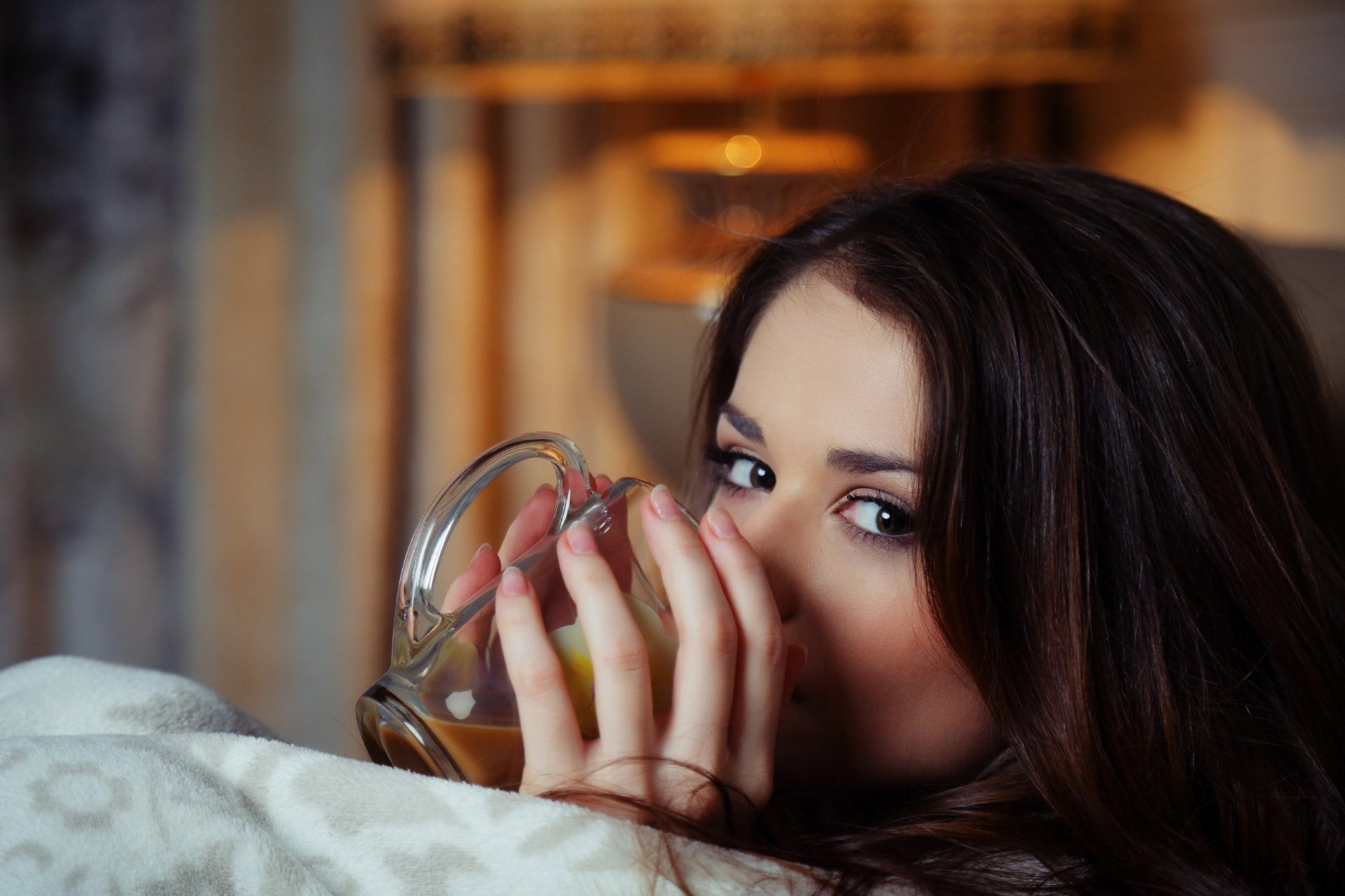 loretta augen schaut braunhaarig finger becher kaffee