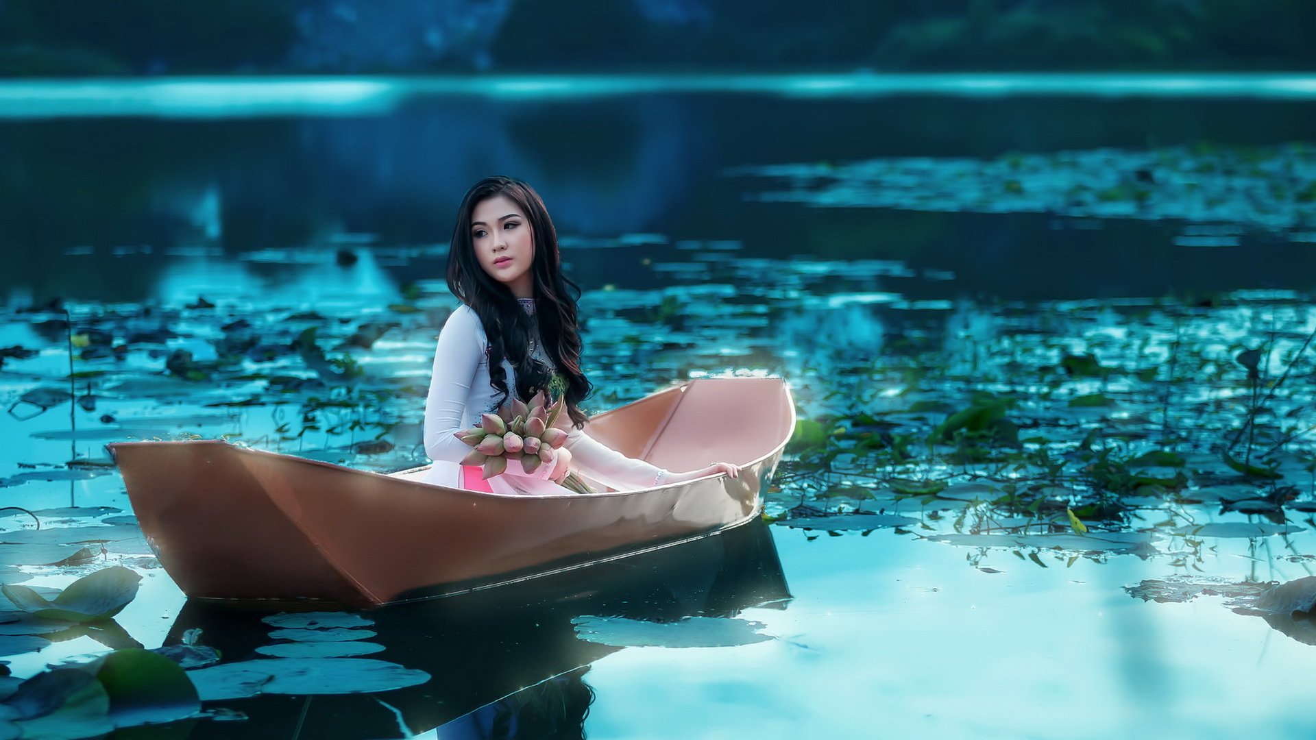 fille asiatique bateau lac fleurs