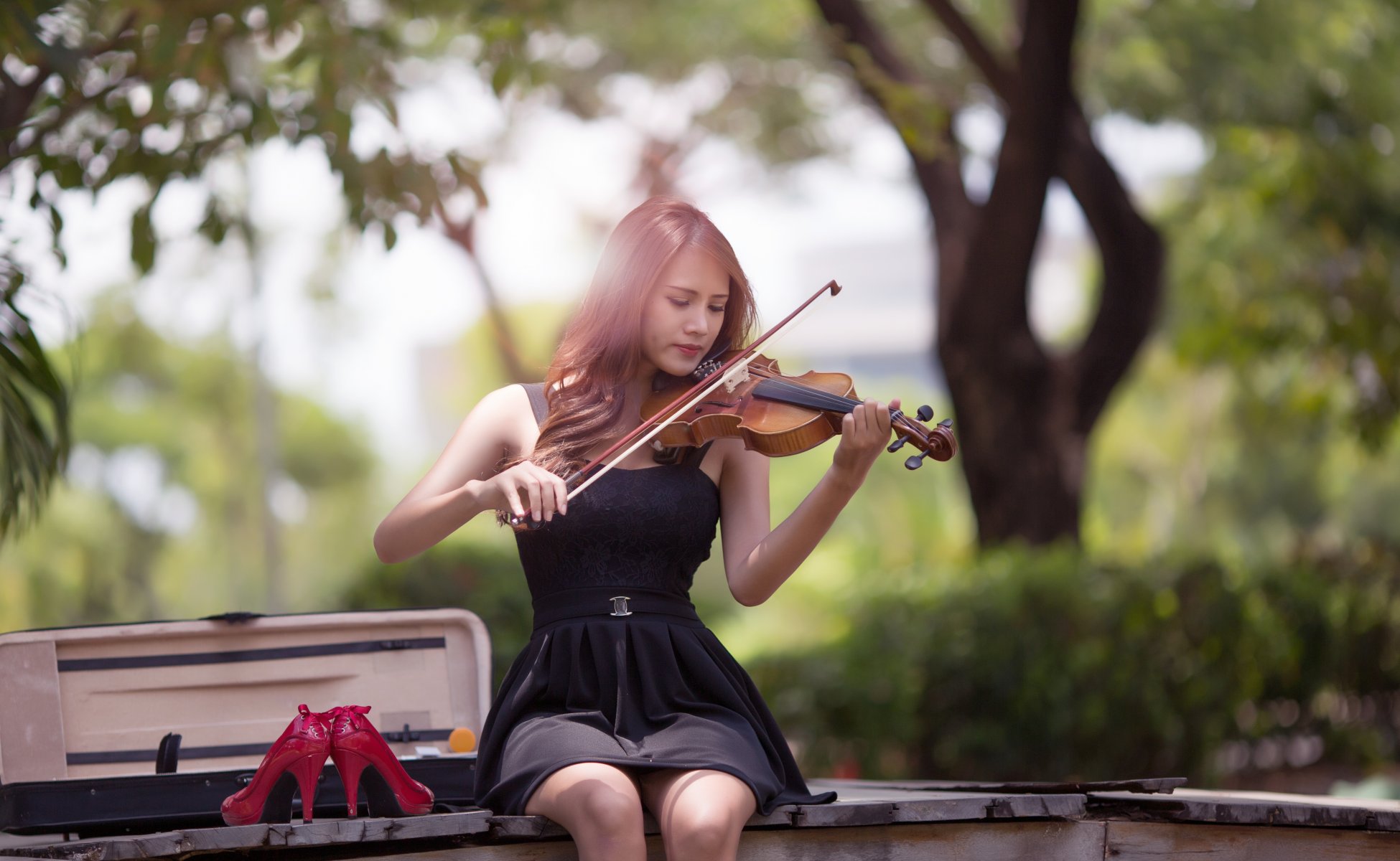 chica asiático vestido violín