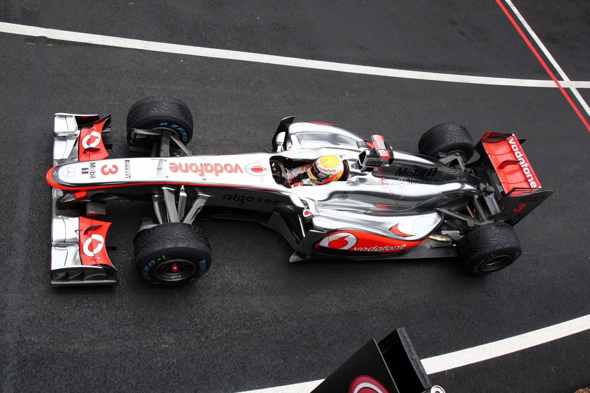 angleterre mp4-26 pilote formule 1 2011 boîtes voiture de course coureur vue de dessus f1 voie des stands silverstone mclaren lewis hamilton