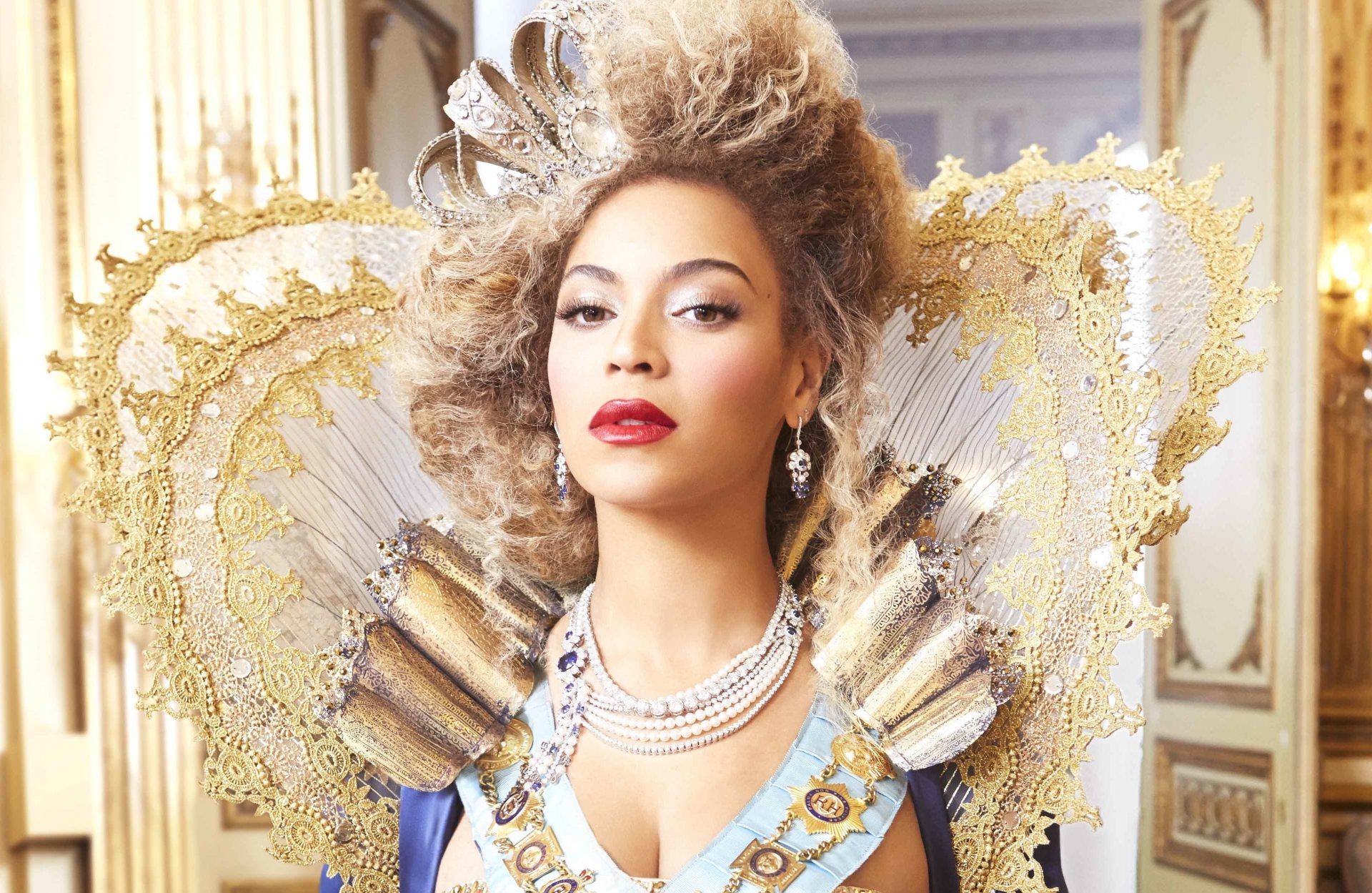 beyonce cantante servizio fotografico gioielli corona vestito pizzo regina acconciatura