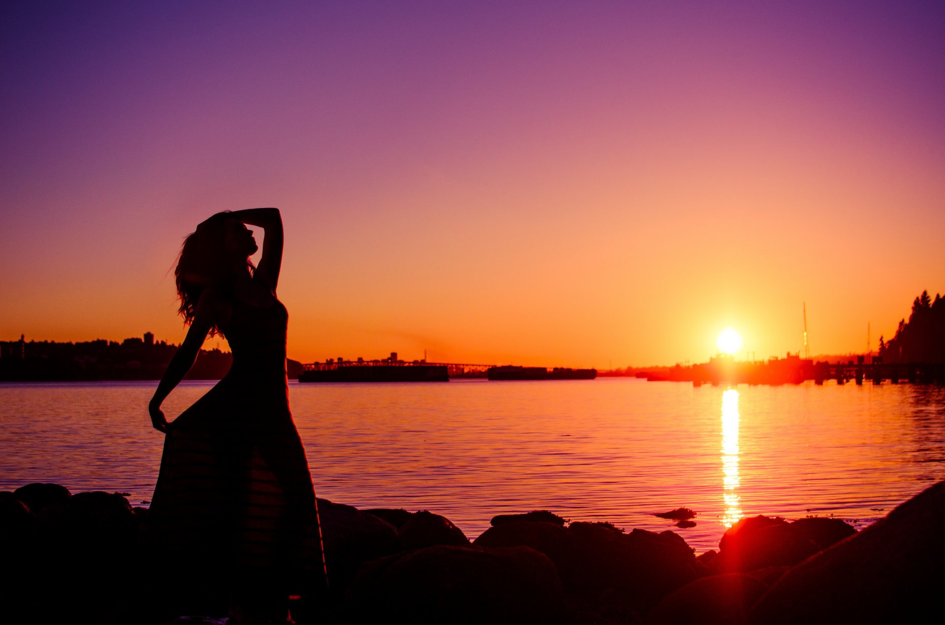 rivière ville soleil fille silhouette coucher de soleil