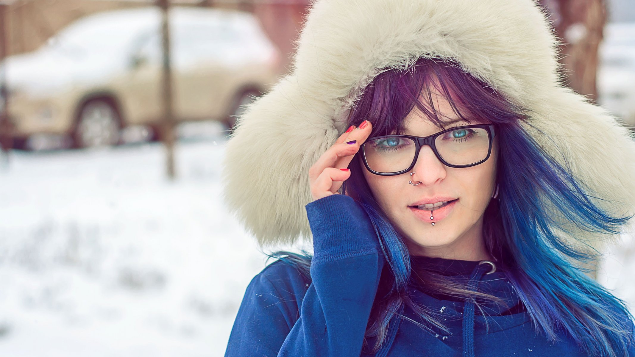 fille yeux bleus piercing lunettes