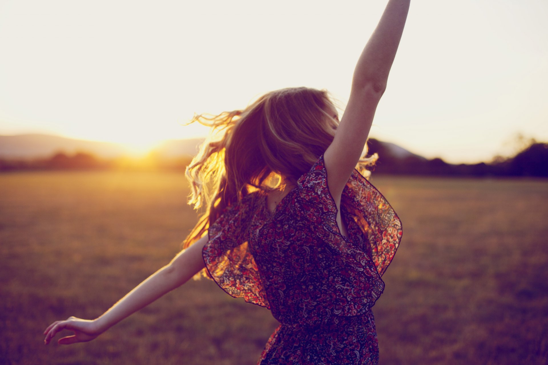 mädchen glücklich mädchen in der natur blond natur im freien haare lange haare sonne freude berge feld gras pose sonnenuntergang blond haare berg darstellen