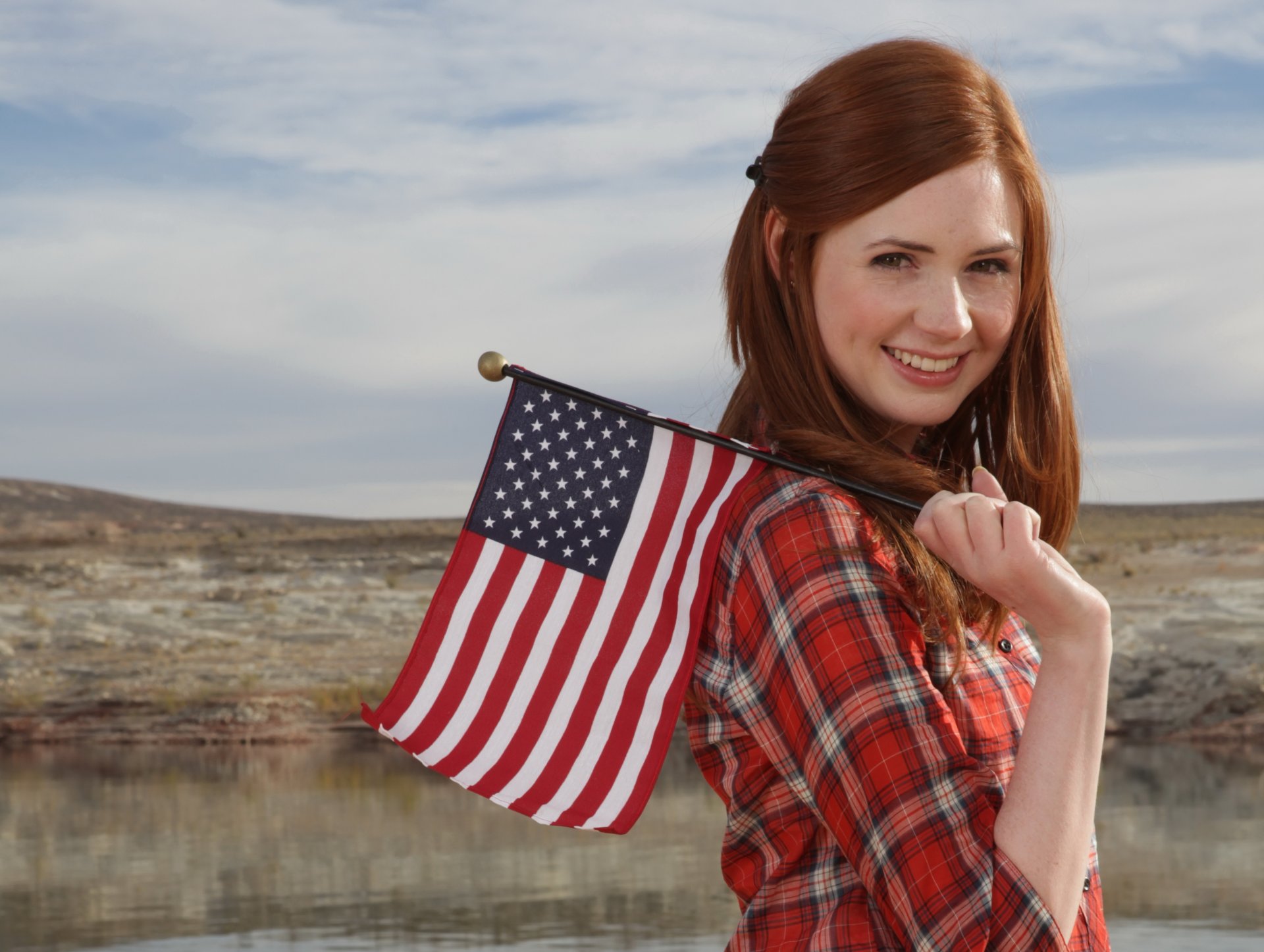 karen gillan bandiera sorriso rossa camicia