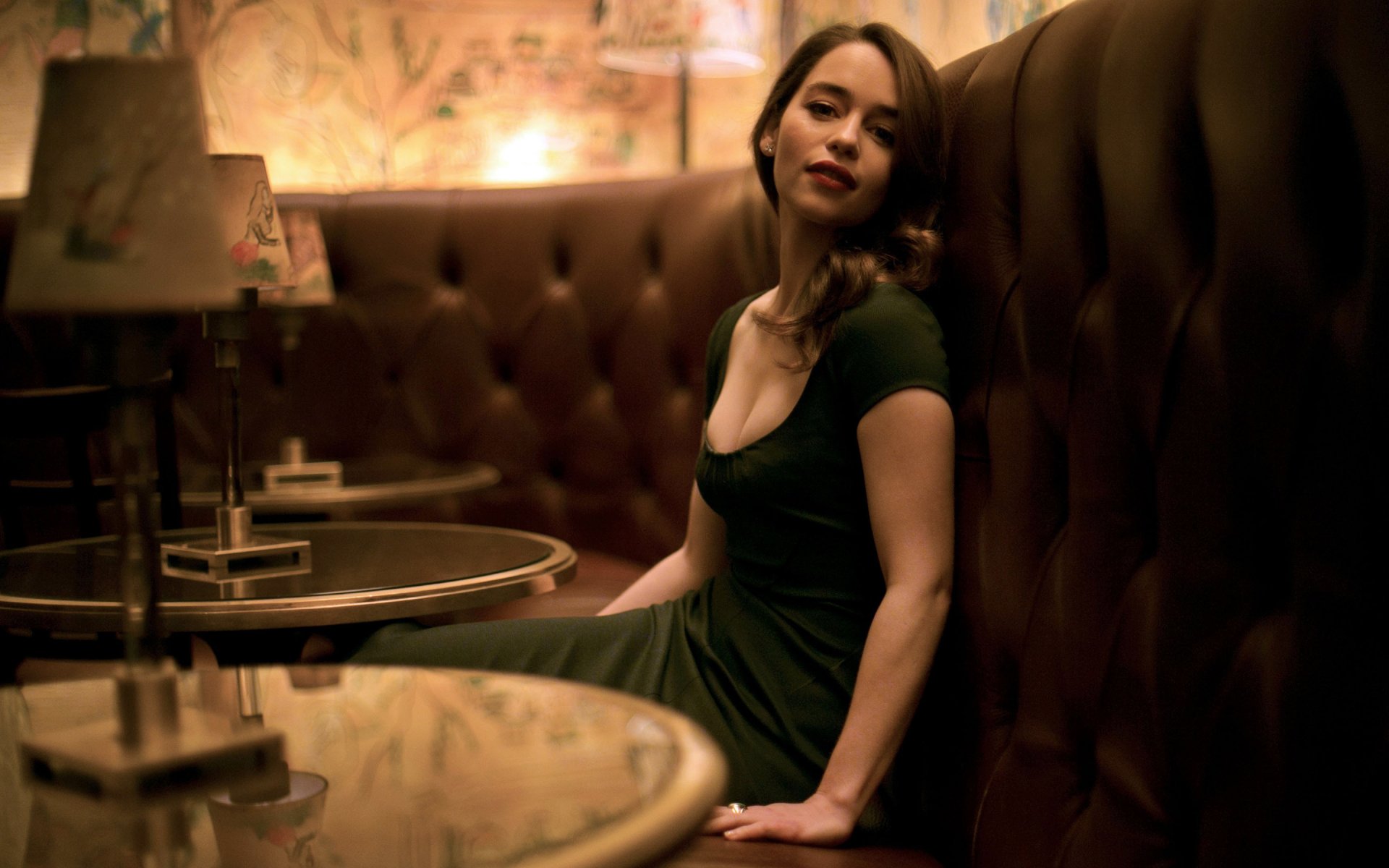 emilia clarke girl breasts view