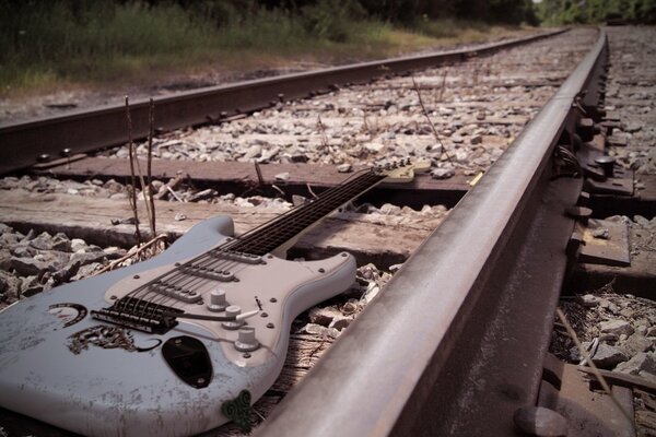 Et je suis sur les traverses, encore sur les traverses je vais chercher ma guitare