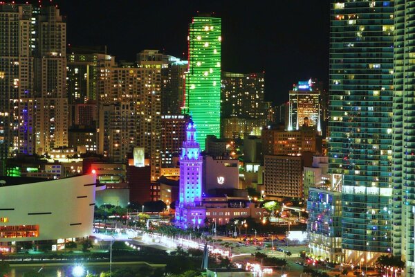 Vista nocturna de Miami. Luces de la ciudad