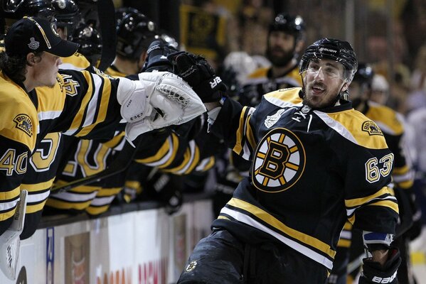 Celebrare la vittoria in una partita di hockey