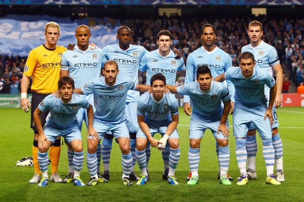 Un equipo de fútbol es fotografiado como recuerdo