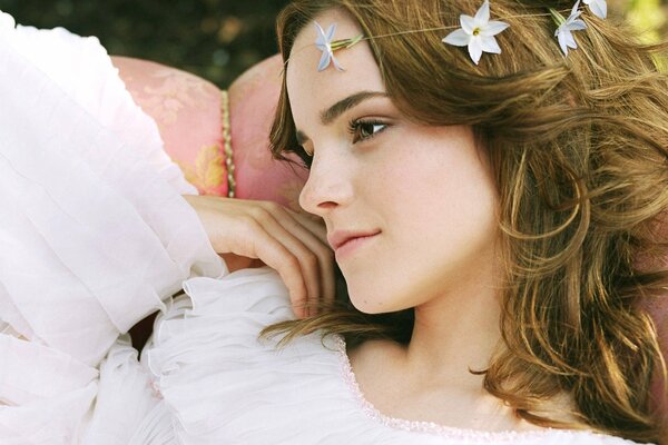 Fille avec des fleurs blanches dans les cheveux