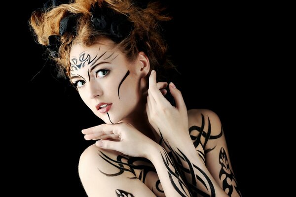 Rousse fille avec un tatouage sur le corps