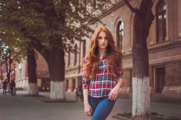 Chica en camisa a cuadros y jeans