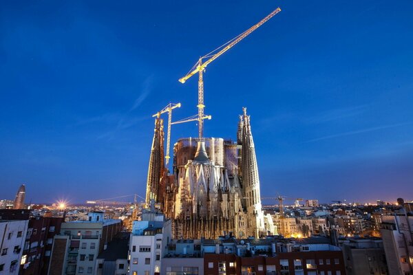 Barcelona nocne miasto z oświetlonymi dźwigami budowlanymi