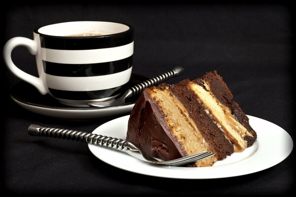 Café con una rebanada de pastel de chocolate en glaseado
