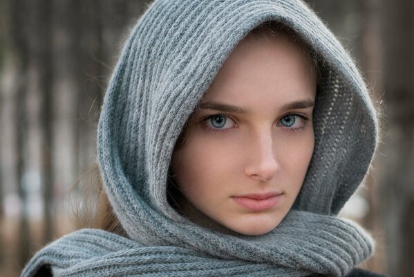 Портрет девушки в шарфе на голове