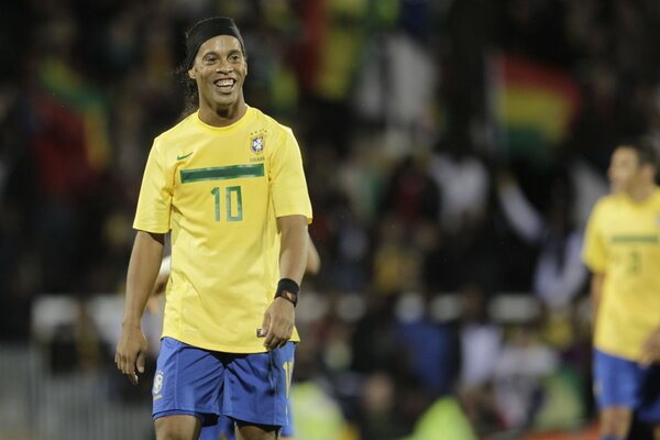 Foto von Fußballspieler Ronaldinho auf dem Feld