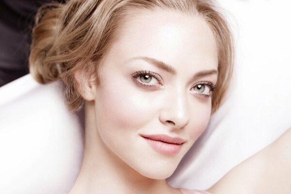 Amanda Seyfried bionda si trova sul letto