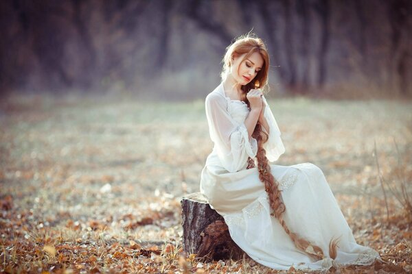 Belle fille avec une longue tresse