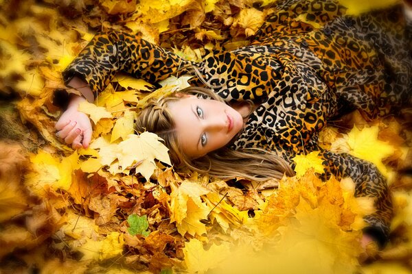 Девушка в леопардовом платье на осенней листве