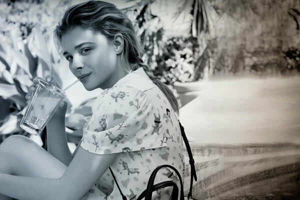 Chloe Moretz bebe a través de una pajita