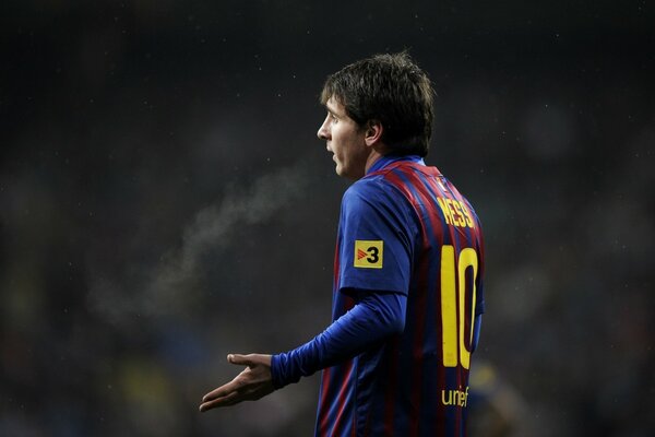 Liernel Messi in Uniform im Stadion spreizt die Hände