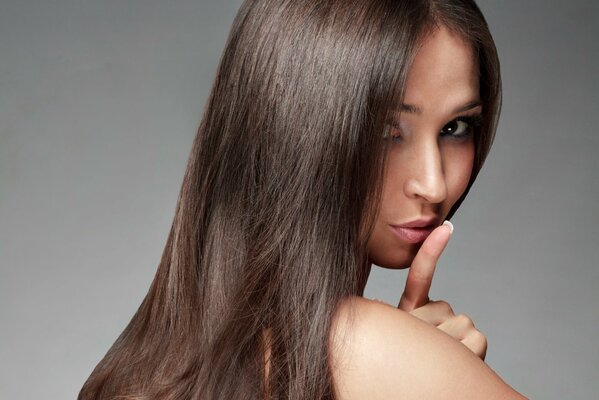 Portrait d une jeune fille. Silence. Cheveux longs