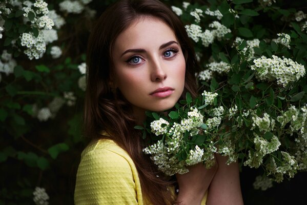 Ritratto di una ragazza con un albero in fiore