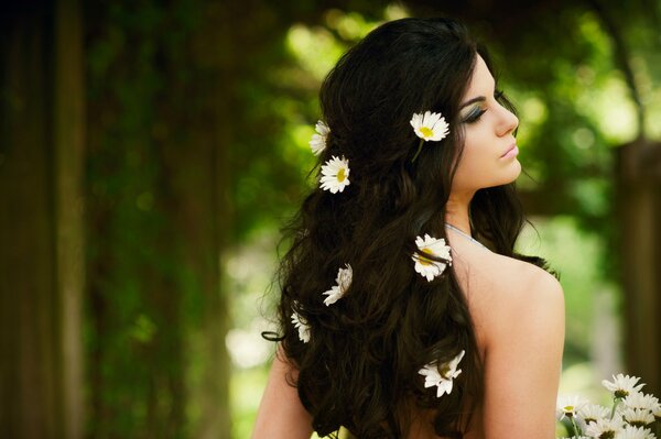 Girl with daisies in loose hair