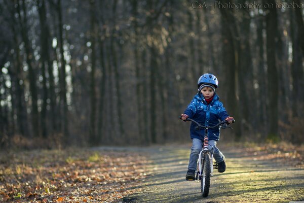 Carino bambino in sella a una bicicletta