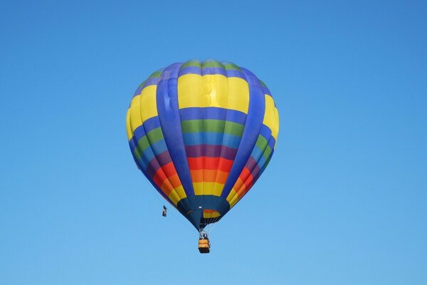 Mehrfarbiger Ballon am blauen Himmel