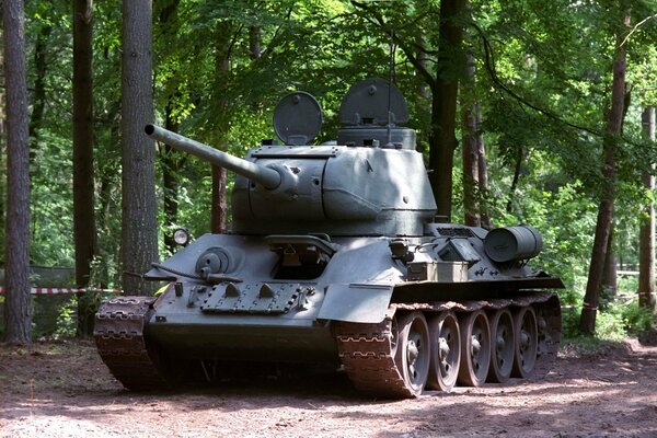 Un tanque soviético cabalga por el bosque